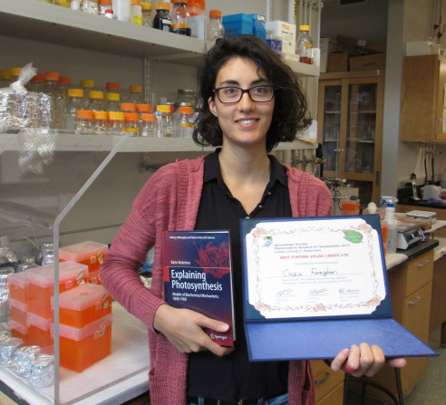 Cinzia Formigieri showing award in PMB lab 
